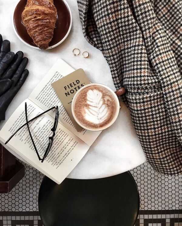 Taza de té en una mesa clara con ambiente cálido y tranquilo